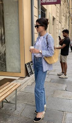 Weekend Mum Outfit, American Vintage Outfits, Outfits With Striped Shirts, Casual Day Outfits, Casual Chic Outfit, Fashion Mistakes, Wardrobe Style, Summer Fashion Outfits, Professional Outfits