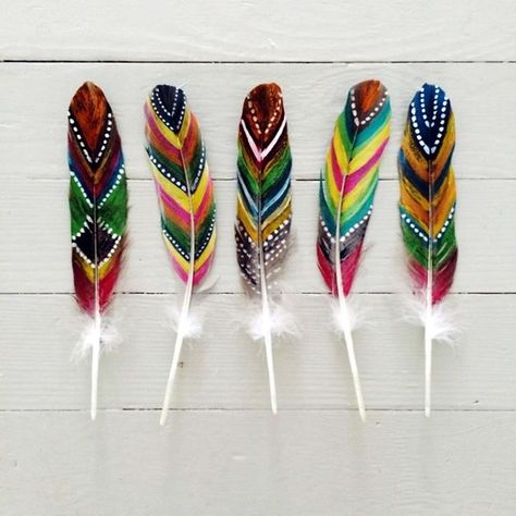 An Amazing Hobby Of Painted Feathers (40 Examples) - Bored Art Boho Styl, Painted Hearts, Feather Painting, Feather Crafts, Feather Art, Goose Feathers, Colorful Feathers, Dreamcatchers, Nature Crafts