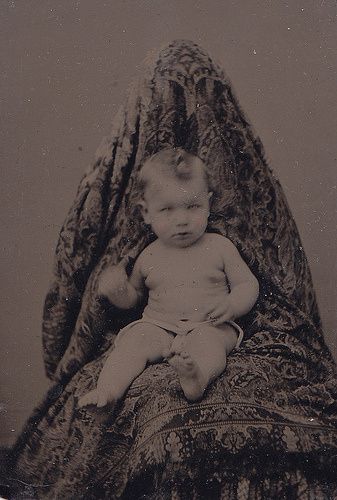 Hidden Mother c1870s. Victorians took some creepy photos! Mother Portrait, Victorian Photography, Mother Photos, Mother Pictures, Victorian Pictures, Victorian Portraits, Tintype Photos, Creepy Photos, Portrait Vintage