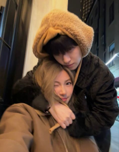 Uzzlang Best Friends Boy And Girl, Korean Best Friends Boy And Girl, Ulzzang Friends Boy And Girl, Asian Couple Faceless, Cute Couple Pics Faceless, Male And Female Best Friends Aesthetic, Cute Asian Couple, Korean Couple Aesthetic, Friendship Pictures Ideas