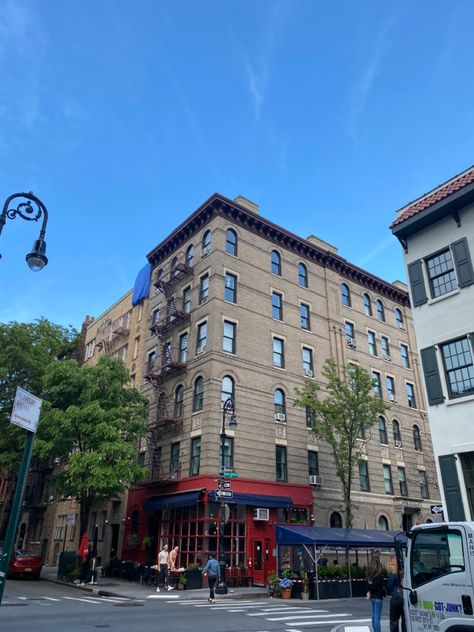 The Friends apartment on Bedford in West Village, NYC West Village Nyc Apartment, West Village Apartment, Friends Apartment, West Village Nyc, New York City Buildings, New York Life, Dublin Ireland, West Village, Nyc Apartment