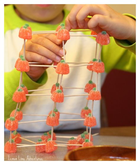 Building Structures with Candy Pumpkins - Lemon Lime Adventures 2nd Grade Halloween Party, Fall Stem Challenges, Fall Class Party, Halloween Stem Challenge, 2nd Grade Halloween, Easy Halloween Games, Science Halloween, Halloween Stem Activities, Candy Experiments