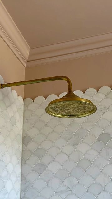 Riad Tile on Instagram: "We adore this traditional bathroom renovation using our Casablanca Carrara Fish Scale and Penny Round mosaic. The scalloped edge adds just the right amount of detail while still maintaining the timeless elegance. Both of these beauties are in stock online and ready to ship out immediately. Repost: @thursday_night_dinners #riadtile #riadtilemarble #casablancacarraramarble #carraramarble #marblemosaic #fishscaletiles #pennyround #timelessdesign #traditionalhome #classic Penny Tile Tub Surround, Fan Tile Bathroom, Scalloped Tile, Bathroom Tile Ideas Classic, Mosaic In Bathroom, Penny Tile Small Bathroom, Scalloped Shower Tile, Scalloped Bathroom Tile, Penny Tile Behind Bathroom Mirror