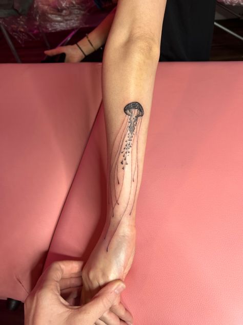 A pretty jelly fish tattoo. Loved how the placement on the hand came together 🤍🤍🤍 3 Jellyfish Tattoo, Jelly Fish Shoulder Tattoo, Jellyfish Tattoo On Arm, Jelly Fish Hand Tattoo, Jelly Fish Arm Tattoos, Jelly Tattoo Fish, Jelly Fish Spine Tattoo, Jelly Fish Tattoo Ideas, Jellyfish Calf Tattoo