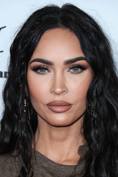 Megan Fox Smokey Eye, How To Look Like Megan Fox Make Up, Megan Fox Brows, Megan Fox 2022 Outfits, Megan Fox Makeup 2023, Megan Fox Makeup Looks, Megan Fox Face Shape, Megan Fox Eye Makeup, Hair Grey Blending