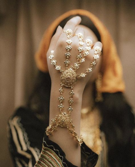 Saudi Traditional, Saudi Arabia Culture, Jewelry Traditional, Jewellery Diy, Arabian Women, Traditional Jewelry, Historical Fashion, Saudi Arabia, Piercings