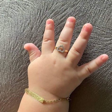 Baby Ring Gold Newborn, Baby Gold Rings, Baby Rings, Baby Legs, Foto Baby, Gold Designs, Baby Jewelry, Baby Hands