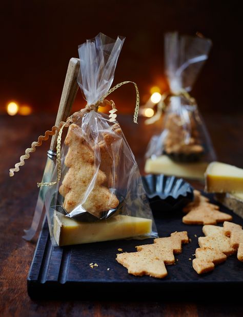 Our moreish parmesan shortbreads are the perfect present for anyone with a savoury tooth Savoury Food Gifts, Christmas Food Hamper Ideas, Balloon Pumpkin, Christmas Canapes, Xmas Hampers, Rich Christmas, Edible Christmas Gifts, Takeaway Food, Honey Glazed Ham