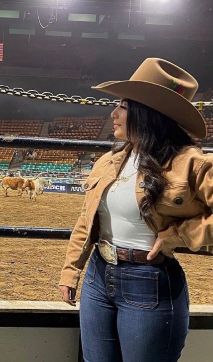 Outfits Para Conciertos - Latina fashion outfit Rancho Outfit Mexican Women, Vaquero Outfits For Women, Mexico Outfit Ideas Mexican, El Rancho Outfit, Latina Country Outfits, Vaquera Outfits Women, Mexican Rodeo Outfits, Outfits With Boots Country Mexican, Jaripeo Outfits Woman