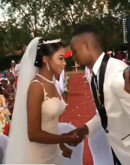 This Couple Went All Cute On Us with Their Secret Handshake | BellaNaija Weddings Handshake Ideas For Couples, Handshake For Couples, Cute Easy Couple Handshakes, Handshake Video, Couple Dance On Wedding, Interracial Couple Wedding Photos, Secret Handshake, Marry Your Best Friend, African Traditional Wedding Dress