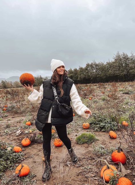 Cozy Pumpkin Patch Outfits, Chic Pumpkin Patch Outfit, Cold Pumpkin Patch Outfit, Pumpkin Patch Outfit Doc Martens, Pumpkin Patch Ootd, Pumpkin Patch Outfit Cold Weather, What To Wear To A Pumpkin Patch, Warm Pumpkin Patch Outfit, Cute Pumpkin Patch Outfits