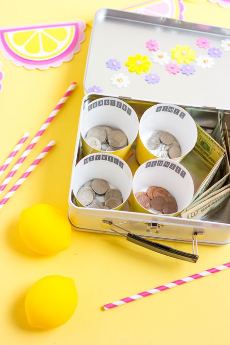 Make your own lemonade stand money box! Kids Lemonade Stands, Lemonade Stand Sign, Easy Lemonade Recipe, Kids Lemonade, Diy Lemonade Stand, Diy Lemonade, Kids Market, Summer Lemonade, Market Stands