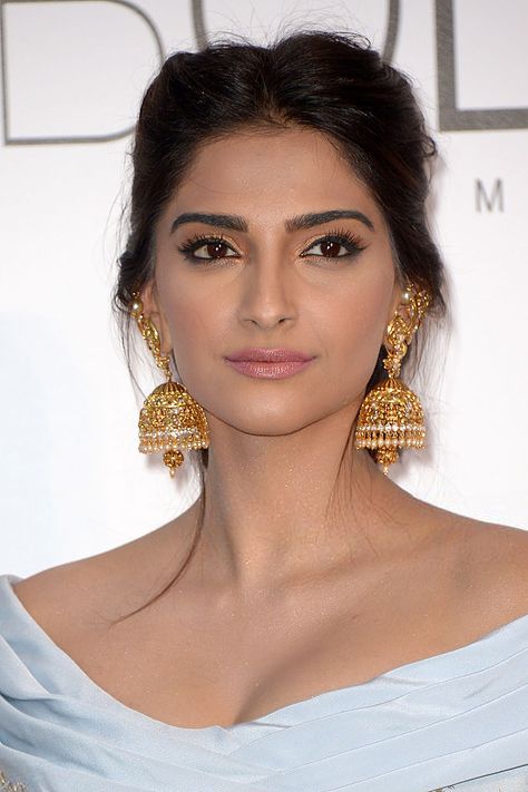 Sonam Kapoor Hairstyles, Bridal Hairdos, Sonam Kapoor Fashion, Neeta Lulla, Indian Bridal Fashion, Sonam Kapoor, Indian Bollywood, Indian Hairstyles, Deepika Padukone