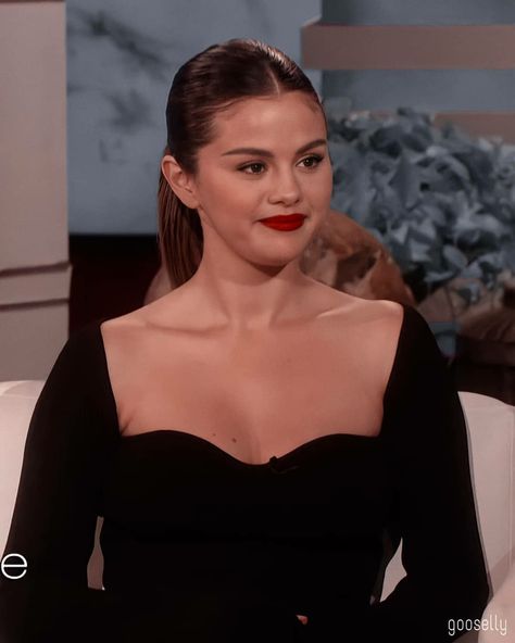 Aesthetic Pictures Wallpaper, Selena Gomez Aesthetic, Square Face Makeup, Wall Clock Decor Ideas, Asthetic Picture Wallpaper, Aesthetic Frases, Selena Gomez Gif, Clock Decor Ideas, Wall Clock Decor