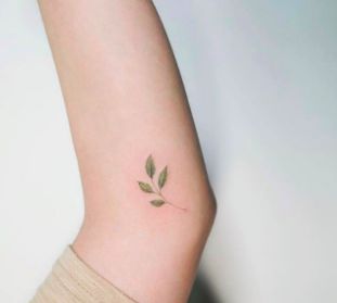 CafeMom.com : Tiny Leaf Tattoo : 50 Perfectly Small Tattoos That Can Be Covered or Shown at Will -- We bet Mother Nature would approve of this pretty green leaf tattoo. Leaves can represent growth, nature, and a love of the outdoors. For mamas trying to be green, this tattoo is a great way to show it! Tiny Leaf Tattoo, Tiny Tattoos Ideas, Rib Tattoo Quotes, Green Tattoos, Leaf Tattoo, Palm Tattoos, Small Girl Tattoos, Subtle Tattoos, Tattoo Designs And Meanings