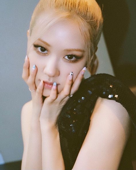 rosé pics on Twitter: "can’t take my eyes off you… " Rosé Ig Update, Rosé Ig, Rosé Instagram Update, Bp Rosé, Roseanne Park, Rosé Instagram, Park Chaeyoung, Jennie Lisa, Rosé Blackpink