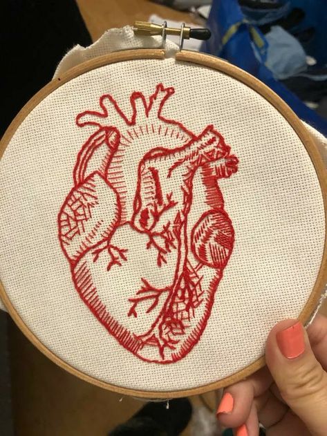 Embroidery Hoop Art Tutorial, Embroidery Hoop Art Diy, Embroidery Hoop Wall Art, Embroidery Hearts, Pola Sulam, Hand Embroidery Projects, Red Thread, Anatomical Heart, Embroidery Flowers Pattern