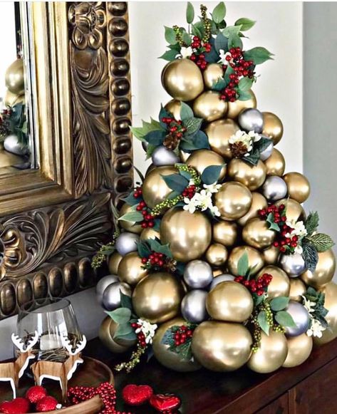 MEGAPARTYSTORE AUSTRALIA on Instagram: “Chrome Gold and Chrome Silver Xmas tree! Chrome balloons are the next big advancement in balloons at the moment they come in Gold, Silver,…” Christmas Balloon Decor, Balloon Christmas, Balloon Tree, Corporate Christmas Parties, Christmas Balloon Decorations, Deco Ballon, Holiday Balloons, Qualatex Balloons, Alternative Christmas Tree