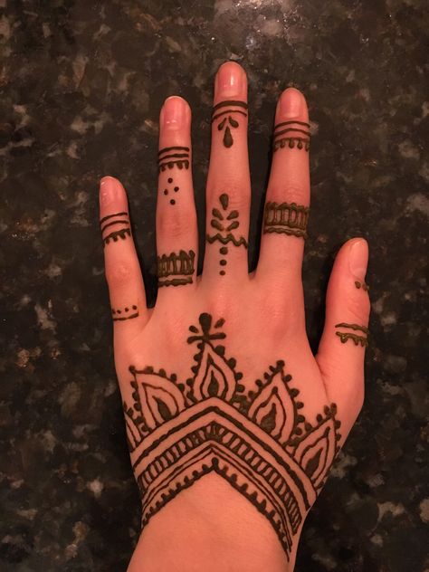 Cute Henna Finger Designs, Simple Traditional Henna Designs, Simplest Henna Designs, Easy Henna Art For Beginners, Cute Henna Designs Front Hand Simple, Hana Design Henna Tattoos Easy, Quick Easy Henna Designs, Henna Design Ideas Hand, Single Finger Henna