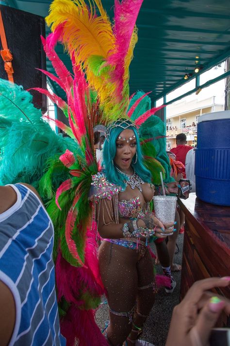 Rihanna Carnival, Rihanna Barbados, Carnival Outfit Carribean, Rihanna Fan, Looks Rihanna, Carnival Outfit, Carnival Fashion, Rihanna Looks, Rihanna Style