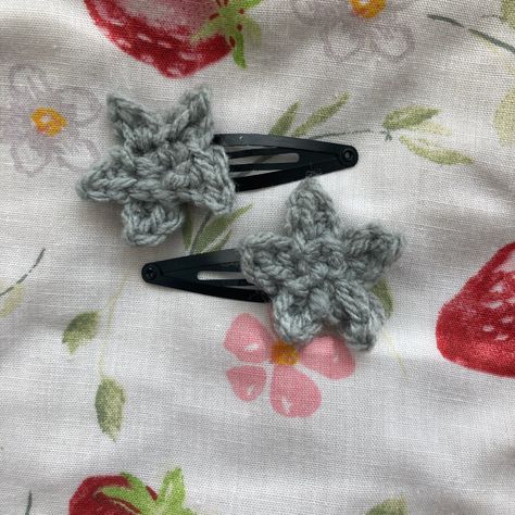 Star Hair Clips, Grey Crochet, Crochet Hair Clips, Crochet Star, Crochet Stars, Star Hair, Hello Kitty My Melody, Lana Del Ray, Aesthetic Hair