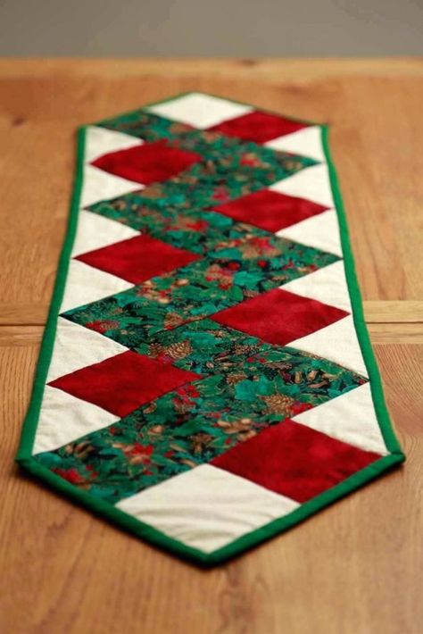 Xmas Table Runners, Christmas Table Runner Pattern, Colchas Quilting, Quilted Table Runners Christmas, Christmas Quilting Projects, Table Runner Christmas, Christmas Table Toppers, Runner Pattern, Patchwork Table Runner