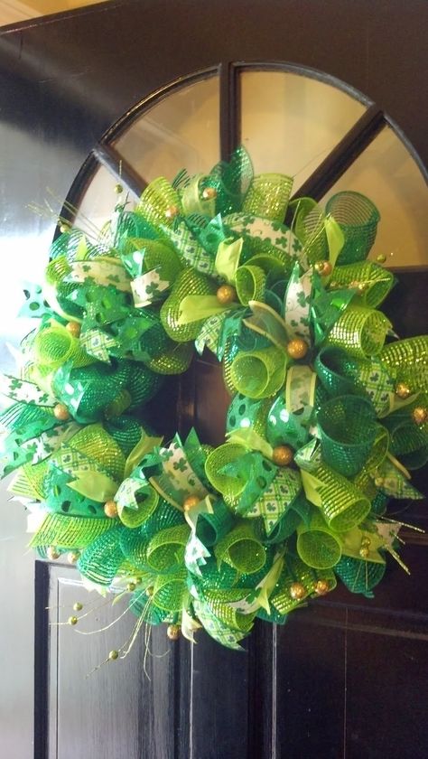 That's So Pinteresting!: St. Patrick's Day Deco Mesh Door Wreath Wreaths St Patricks, St Patricks Crafts, Deco Wreaths, St Patrick's Day Decorations, Mesh Door, St Patrick's Day Crafts, St. Patricks Day, Green Wreath, St Pattys Day