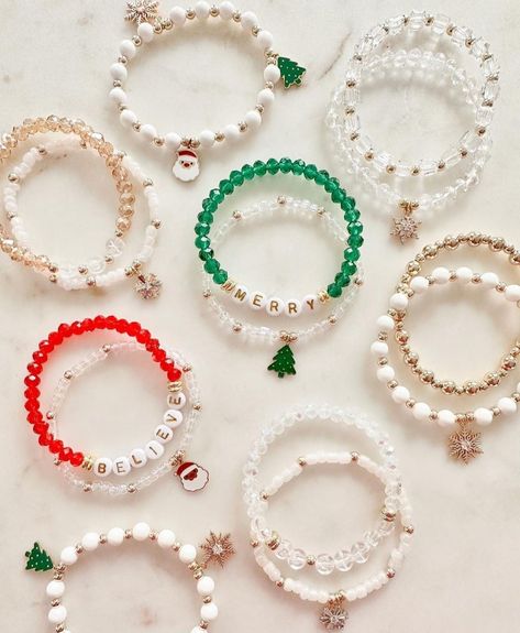 Xmas Beads, Diy Bracelets With String, Bead Charms Diy, Diy Bracelet Designs, Diy Bracelets Patterns, Beaded Jewelry Tutorials, Christmas Bead, Beads Bracelet Design, Beaded Jewelry Designs