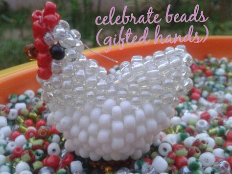 Beaded Chicken, Beaded Birds, Bead Animals, Pony Bead Crafts, Seed Bead Crafts, Chicken Pattern, 3d Animals, Bead Weaving Tutorials, Bead Sewing