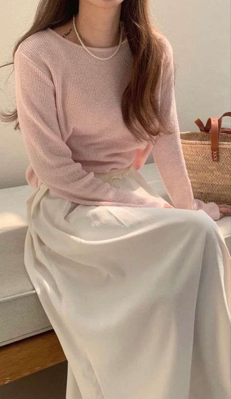 Minimal Feminine Outfit, Day Dresses Winter, Modest Fashion Elegant, Soft And Feminine Outfits, Feminine Romantic Style Winter, Elegant Soft Outfits, Soft Modest Outfits, Soft Pink Outfits Aesthetic, Modest Feminine Outfits Casual