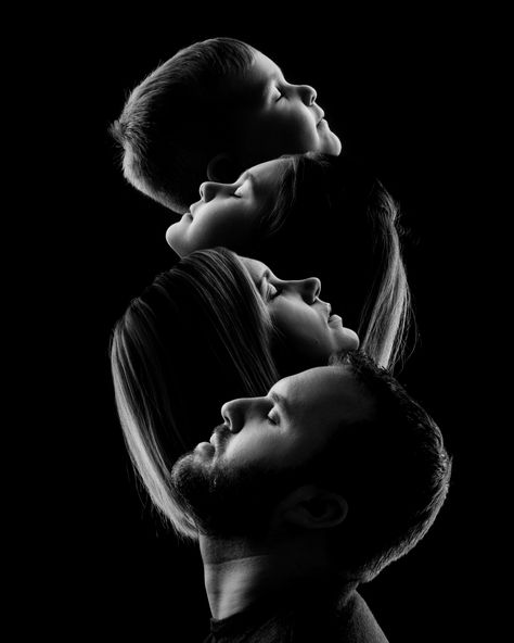 Photoshop Family Pictures, Family Of Four Posing Ideas, Family Silhouette Photography, Black White Family Photos, Studio Shoot Family, How To Take Silhouette Pictures, Family Photo Posing Ideas, Shooting Famille Studio, Family Black And White Photos