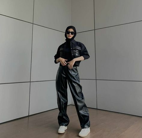 Hijabi Concert Outfit, Concert Outfit Ideas Hijab, Concert Black Outfit, Black Outfit Concert, Outfit Mamba, Mamba Outfit, Black Outfit Hijab, Black Hijab Outfit, Outfit Hitam