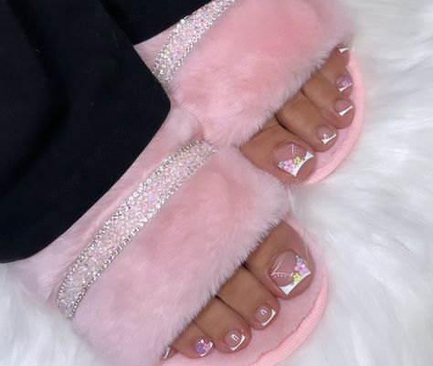 Christmas Toe Nails, Pink Nails With Glitter Accent, Nails With Glitter Accent, Pink Nails With Glitter, Toe Nail Design, Cute Pink Christmas, Christmas Toes, Black Halloween Nails, Toenail Designs