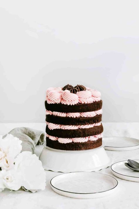 Naked chocolate cake Recipe - Sweetly Cakes Chocolate ganache and italian buttercream Naked Cake Decorating Ideas, Wedding Cakes Chocolate, Naked Chocolate Cake, Sponge Cake Decoration, Cake Decorating Turntable, Whipped Chocolate Ganache, Italian Buttercream