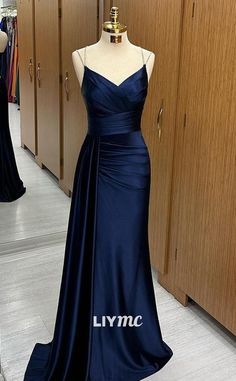 Elegeant Dresses, Aesthetic Dress For Prom, Formal Party Dress Long, Prom Dress Shopping Outfit, Long Dress Hoco, Deep Blue Dress Formal, Dark Blue Graduation Dresses, Cute Hoco Dresses Long, 8th Grade Graduation Dresses Long