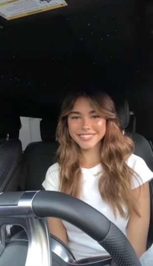 Madison Beer Curtain Bangs, Maddison Bear, Madison Beer Instagram, Madison Bear, Estilo Madison Beer, Madison Beer Outfits, Jennifer Brown, Beer Outfit, Brown Hair Inspo