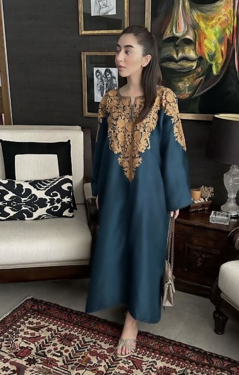 Winter Kurta Design, Indian Winter Outfits Women, Pakistani Winter Dresses Casual, Kashmiri Kurti Design, Kashmiri Pheran Designs, Pheran Kashmiri Dress, Kashmiri Outfit, Kashmiri Kurta, Kashmiri Dress