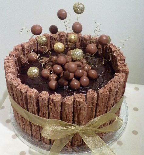 Chocolate Flake Cake By The Chocolate Strawberry Duper Cake, Flake Chocolate, Torte Creative, Kitkat Cake, Novelty Cake, 18th Cake, Chocolate Cake Designs, Torte Cupcake, Cake Decoration Ideas