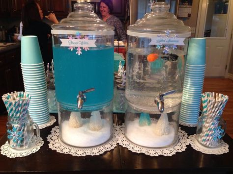 Fourth Frozen Birthday, Frozen Birthday Party Drinks, Frozen Theme Party Food Ideas, Winter Frozen Birthday Party, Frozen Party Centerpiece Ideas, Frozen Themed Table Decorations, Frozen Party Centerpieces Diy, Olaf Birthday Party For Boys, Frozen Theme Pool Party