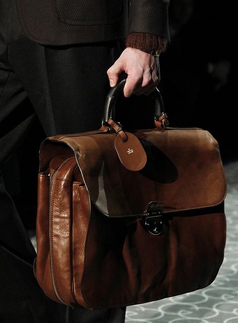 COOL CHIC STYLE to dress italian: Gucci men's bag Dress Italian, Leather Business Bag, Mens Bag, Vintage Briefcase, Gucci Mens, Italian Dress, Sac Week End, Trend Report, Mens Leather Bag