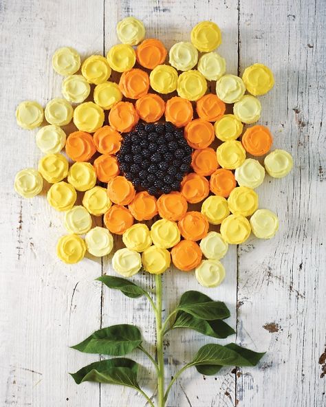 Sunflower Cupcake Cake Recipe. Sunshine-hued cupcakes come into full bloom around a central cake covered in berries that mimic sunflowers' familiar seeds. Sunflower Cupcake Cake, Sunflower Cupcakes, Summer Cupcakes, Pull Apart Cake, Martha Stewart Recipes, Pull Apart Cupcakes, Vegetarian Cake, Wedding Dessert, Flower Cupcakes