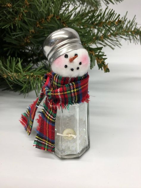 Salt Shaker Snowman, Dollar Store Christmas Decor, Diy Schneemann, Glass Snowman, Snowman Christmas Decorations, Dollar Store Christmas, Dekor Diy, Winter Decoration, Gnome Ornaments