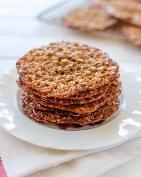 Oatmeal Lace Cookies Easy, Best Rice Crispy Treats Recipe, Filo Recipes, Lace Cookies Recipe, Christmas Confections, Simple Oatmeal, Couple In The Kitchen, Oatmeal Lace Cookies, Florentine Cookies