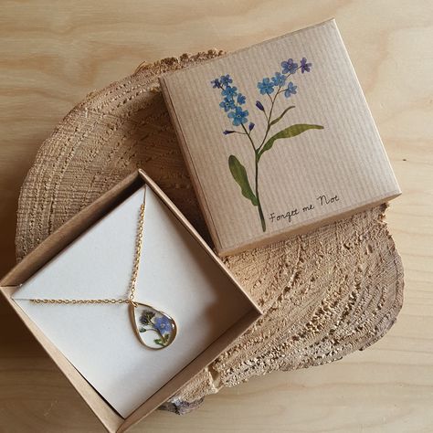 Forget Me Not Flower Necklace, Do Not Forget Me Flower, Pretty Packaging Ideas, Forget Me Not Pendant, Forget Me Not Resin, Forget Me Not Crafts, Packaging Accessories, Forget Me Not Necklace, Forget Me Not Wedding