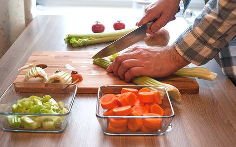 Two of our Herbs with Herb chefs brainstormed some easy-to-do healthy meal prep ideas for truck drivers that are perfect for while you're out on the road. Meals For Truck Drivers, Truck Driver Meals, Truck Driver Wife, Husband Lunch, Healthy Life Tips, Meals On The Go, Healthy Lunch Snacks, Effective Diet, Healthy Balanced Diet