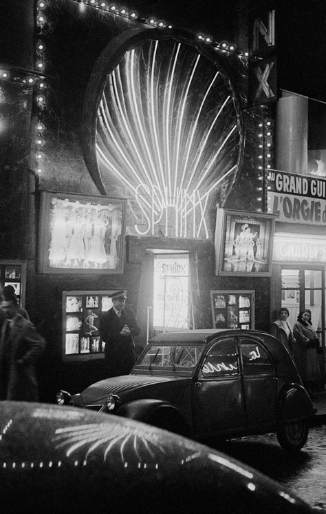 Paris by Night: Frank Horvat's Photographs of Le Sphinx Club in 1956 - Flashbak Frank Horvat, 1920s Aesthetic, Christmas Instagram Pictures, Old Paris, Paris Photo, Vintage Paris, Paris Photos, Picture Captions, White Photo