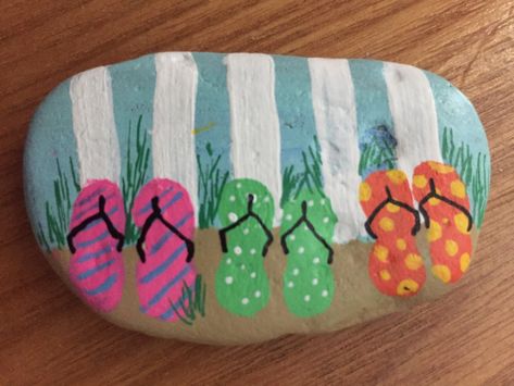 Flip-flops on a fence Flip Flop Painted Rocks, Flip Flop Rock Painting, River Rock Crafts, Summer Crafts For Toddlers, Summer Rocks, Stone Cactus, Sanibel Shells, Flip Flop Craft, Painted Seashells