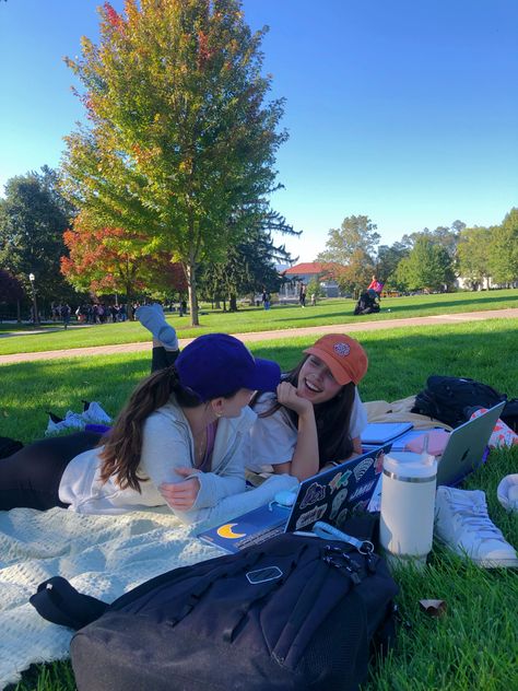 First Day Of College Aesthetic, College With Best Friend, College Roomates Aesthetic, Summer College Aesthetic, Friends College Aesthetic, Collage Life Aesthetic, Uni Aesthetic Friends, College Freshman Aesthetic, Uni Life Aesthetic Friends