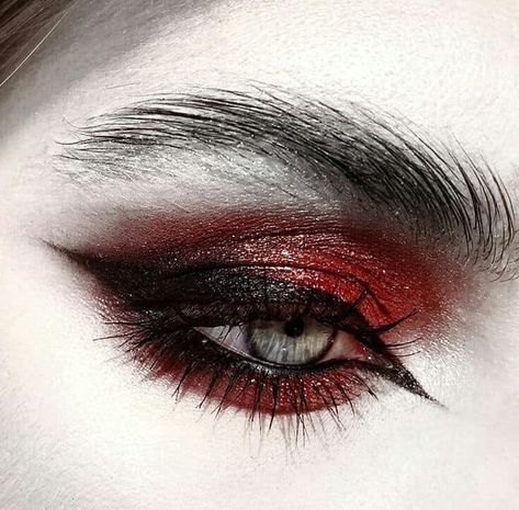 Fotos De Jan Johnson Em Olhos Vivos Halloween Horror Nights Makeup, Vampire Prom Makeup, Casual Gothic Makeup, Goth Valentines Day Makeup, Goth Vampire Makeup, Red And Black Makeup, Gothic Eye Makeup, Maquillage Goth, Goth Eye Makeup