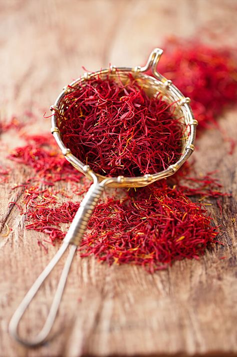 Saffron Health Benefits, Persian Ice Cream, Saffron Benefits, Spices Photography, Saffron Recipes, Saffron Spice, Vegetable Art, Saffron Flower, Saffron Threads